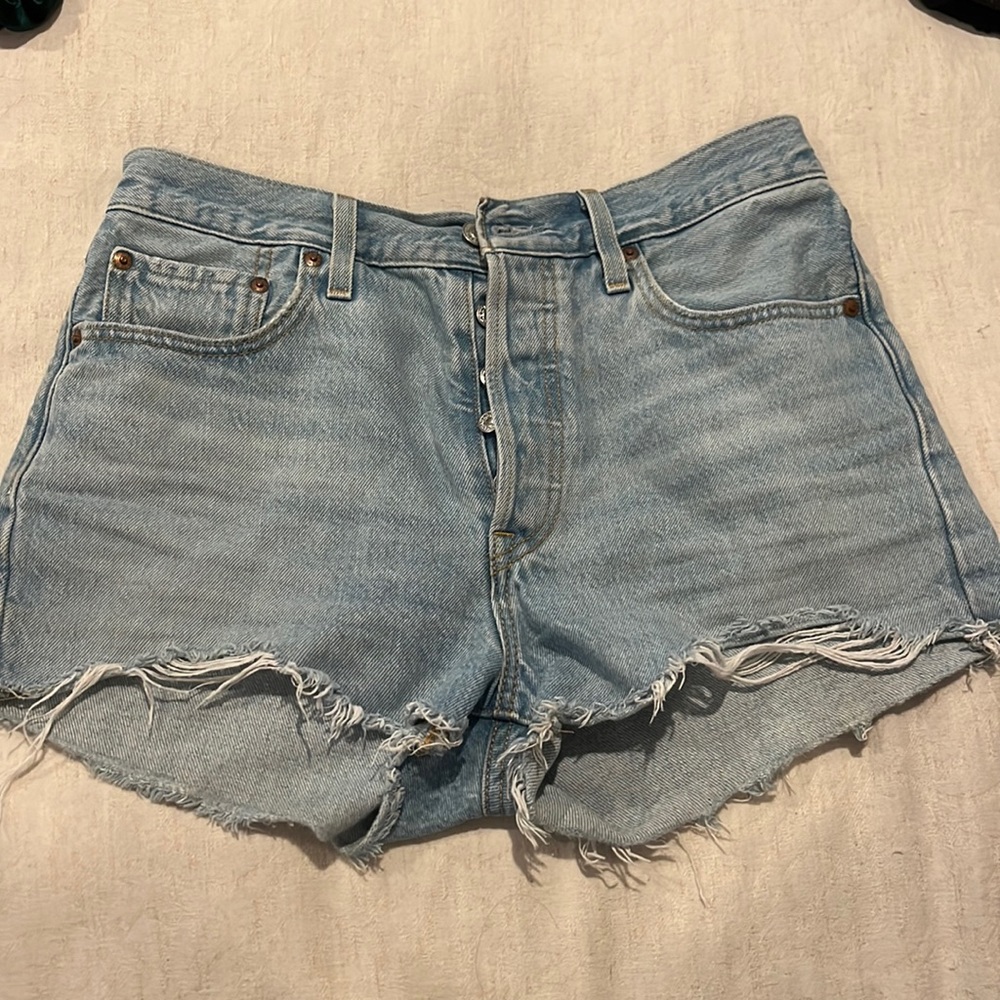 Light wash Levi’s 501 shorts